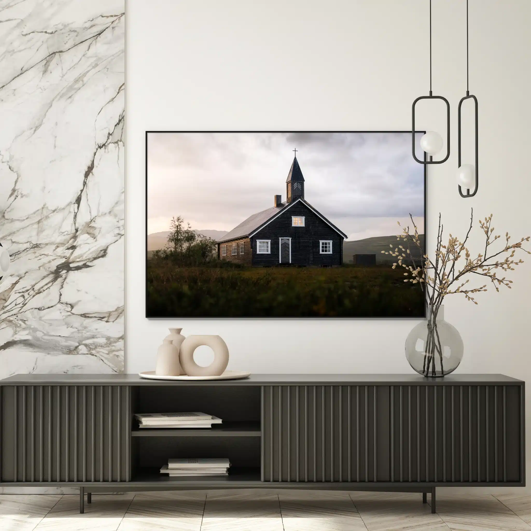 Kapel in het licht na de regen als artframe met slank zwart frame aan de muur